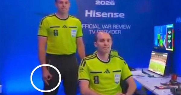 Trọng tài VAR World Cup 2026 gây tranh cãi với cử chỉ nghi phân biệt chủng tộc - hình ảnh - appok9.vip