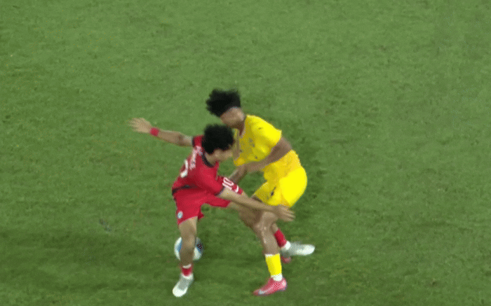 Cầu thủ Malaysia đạp vào ngực đối phương: Sự cố gây tranh cãi tại U19 Đông Nam Á 2026 - hình ảnh - appok9.vip