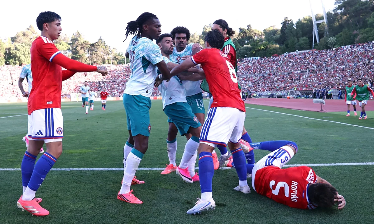 Tiền đạo Bồ Đào Nha tát đối thủ trong trận giao hữu trước World Cup - hình ảnh - appok9.vip