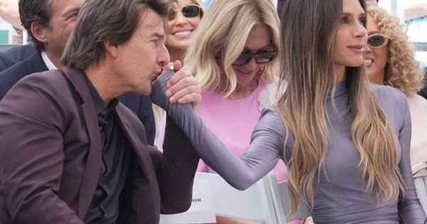 Khoảnh khắc Tom Cruise hôn tay Victoria Beckham: Hành động lịch lãm hay gây hiểu lầm? - hình ảnh - appok9.vip Khoảnh khắc Tom Cruise hôn tay Victoria Beckham: Hành động lịch lãm hay gây hiểu lầm? - hình ảnh - appok9.vip