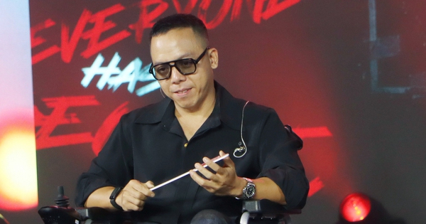 Hoàng Touliver ngồi xe lăn tại fan meeting: Dấu hỏi về sức khỏe và sự gắn kết bất ngờ với cộng đồng OK9 - hình ảnh - appok9.vip