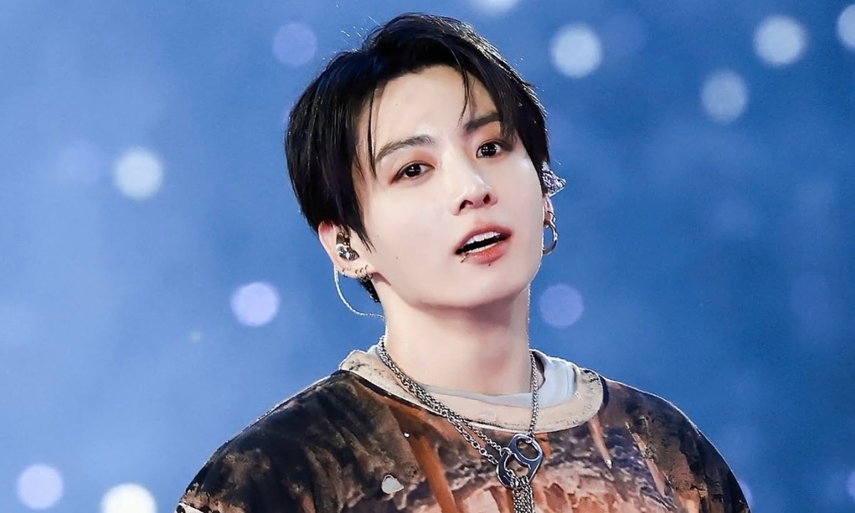 Jungkook diện mốt quần rách của nhà thiết kế Việt trên sân khấu - hình ảnh - appok9.vip