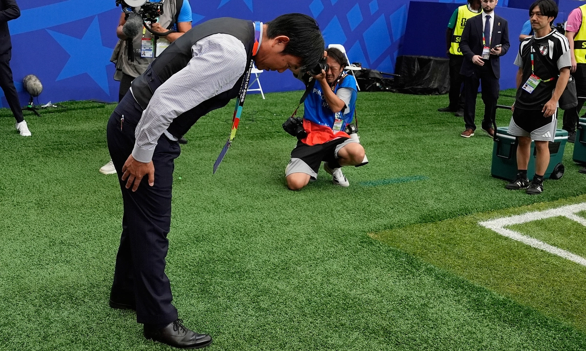 HLV Nhật Bản cúi đầu tri ân khán giả sau trận thua Brazil tại World Cup 2026 - hình ảnh - appok9.vip HLV Nhật Bản cúi đầu tri ân khán giả sau trận thua Brazil tại World Cup 2026 - hình ảnh - appok9.vip
