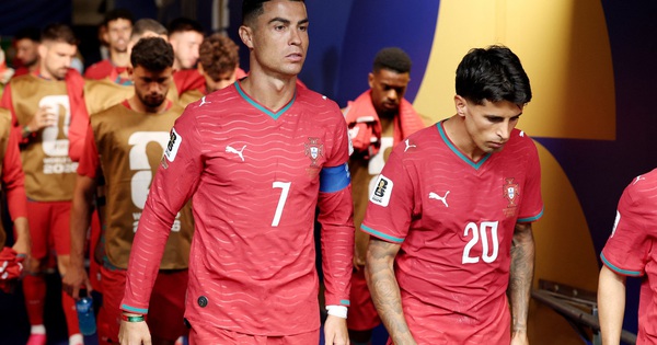 ‘Fan cuồng’ Ronaldo trút giận lên đồng đội sau trận hòa Congo - hình ảnh - appok9.vip ‘Fan cuồng’ Ronaldo trút giận lên đồng đội sau trận hòa Congo - hình ảnh - appok9.vip
