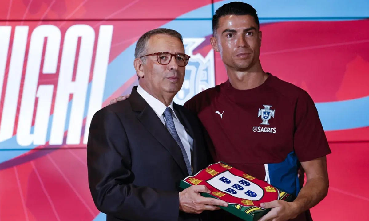 Tổng thống trao quốc kỳ cho Ronaldo, gửi gắm kỳ vọng vô địch World Cup - hình ảnh - appok9.vip