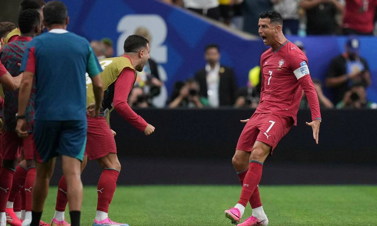 Ibrahimovic chê Ronaldo: ‘Cứ như vừa trở về từ hành tinh khác’ - hình ảnh - appok9.vip