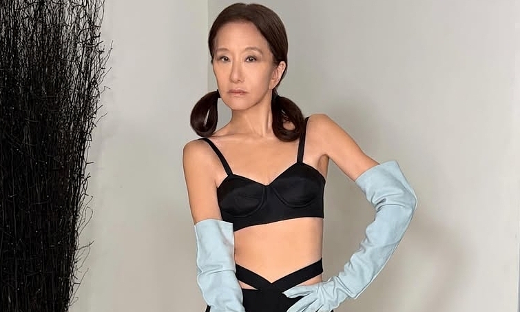 Vera Wang diện váy xuyên thấu, buộc tóc hai bên: Phong cách trẻ trung ở tuổi 77 - hình ảnh - appok9.vip